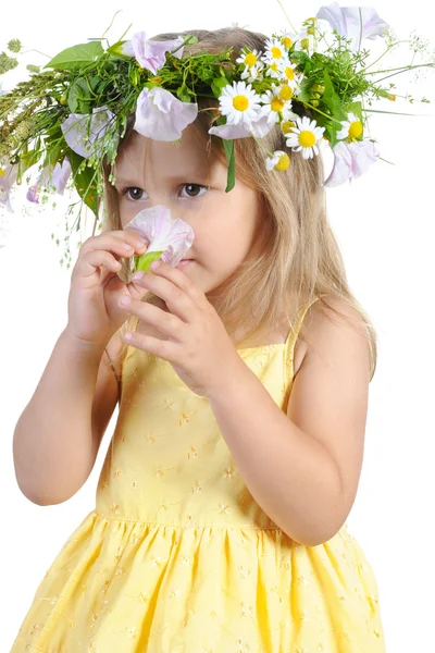 Kleines Mädchen mit einem Blumenkranz. — Stockfoto
