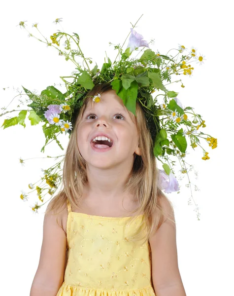 Menina com uma coroa de flores. — Fotografia de Stock