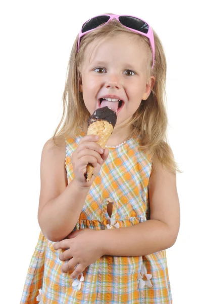 子供がアイスクリームを食べる. — ストック写真