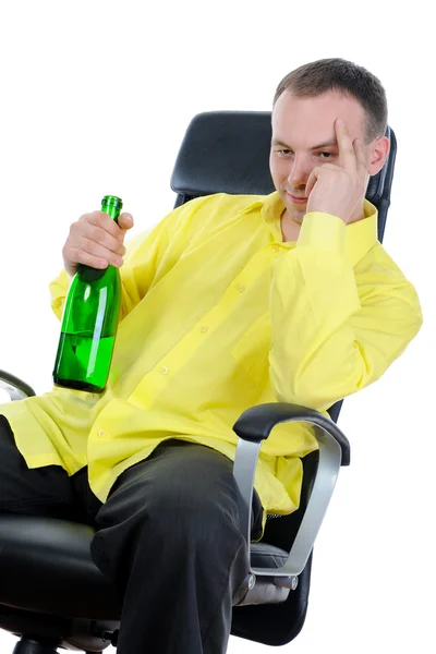 Человек пьет алкоголь . — стоковое фото