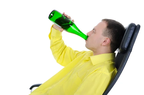 Mladý muž pití alkoholu. — Stock fotografie