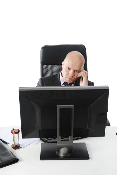 Biznesmen w biurze rozmawia przez telefon. — Zdjęcie stockowe