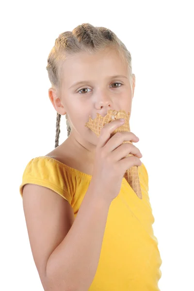 Mädchen isst Eis. — Stockfoto