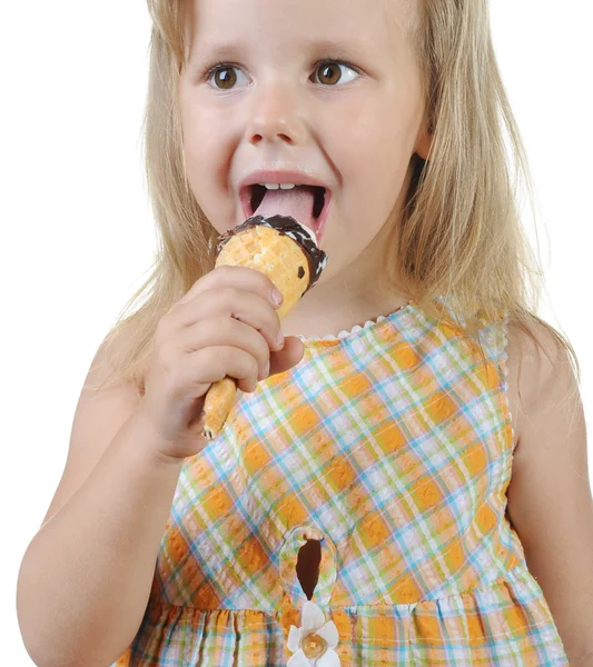 Mädchen isst Eis. — Stockfoto