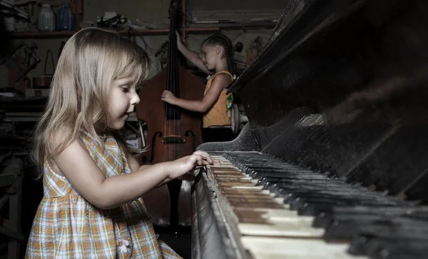 Ragazza che suona su un vecchio pianoforte — Foto Stock