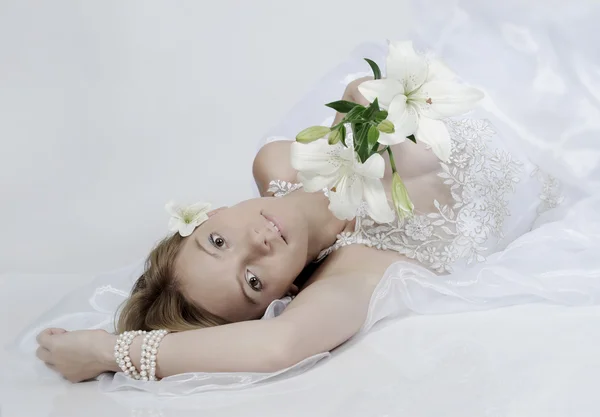 Nevěsta s kyticí lilií — Stock fotografie