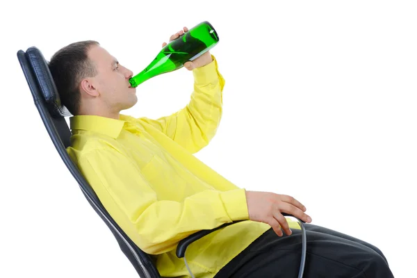 Człowiek pijący alkohol. — Zdjęcie stockowe