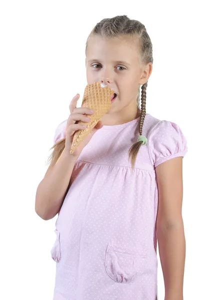 Klein meisje dat ijs eet. — Stockfoto