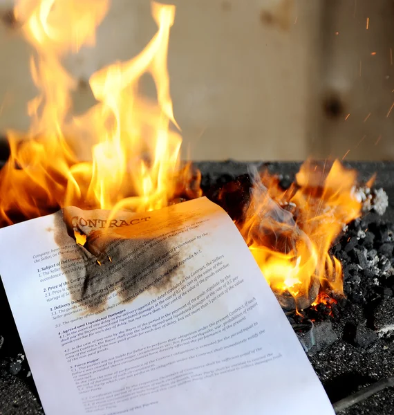 Burning contract — Stock Photo, Image