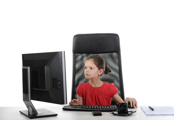 Mädchen im Bürocomputer — Stockfoto