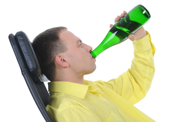 Mladý muž, pití — Stock fotografie