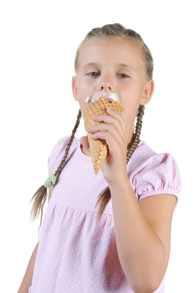 Chica comiendo helado. —  Fotos de Stock