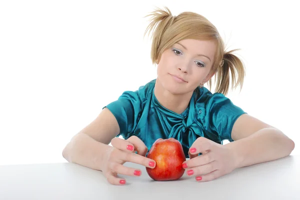 Młodych kobiet z czerwonym jabłkiem na stole. — Zdjęcie stockowe