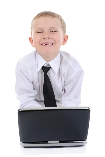 男孩用一台笔记本电脑. — 图库照片