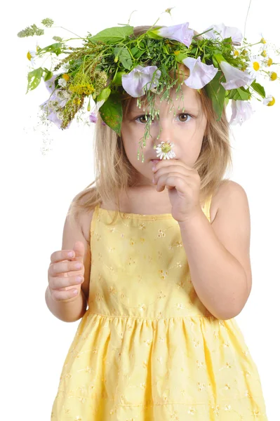 花の花輪を持つ少女. — ストック写真