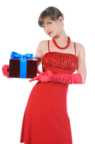 Meisje in rood met een doos van de gift. — Stockfoto