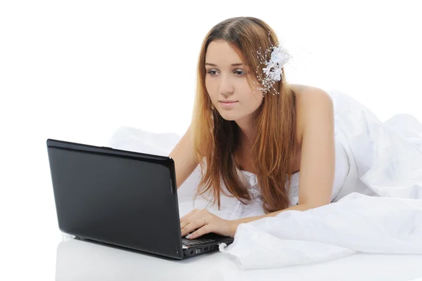 Bruid liggend op de vloer met een laptop — Stockfoto