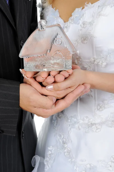 Casa nas mãos dos recém-casados — Fotografia de Stock