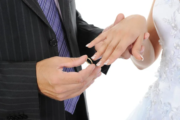 Ženich nosí prsten nevěsta — Stock fotografie