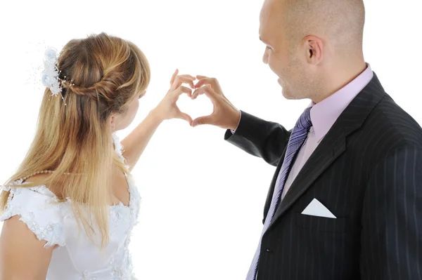 Los recién casados hacen dedos de corazón —  Fotos de Stock