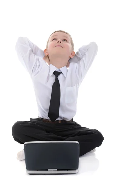 Chlapec s notebookem sedí na podlaze. — Stock fotografie