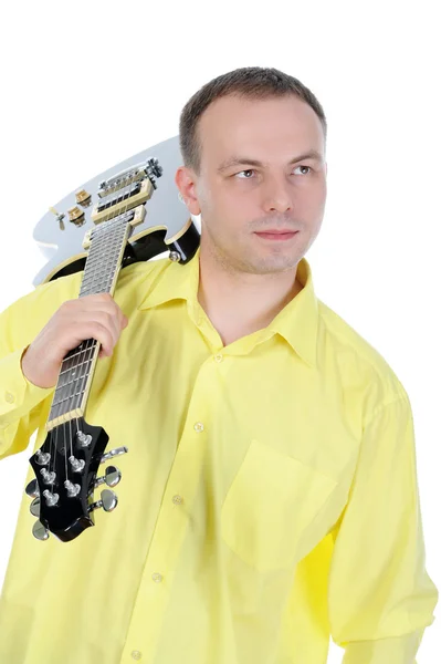 Młody człowiek z czarny gitara. — Zdjęcie stockowe