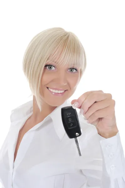 Junge Frau hält Autoschlüssel in der Hand — Stockfoto