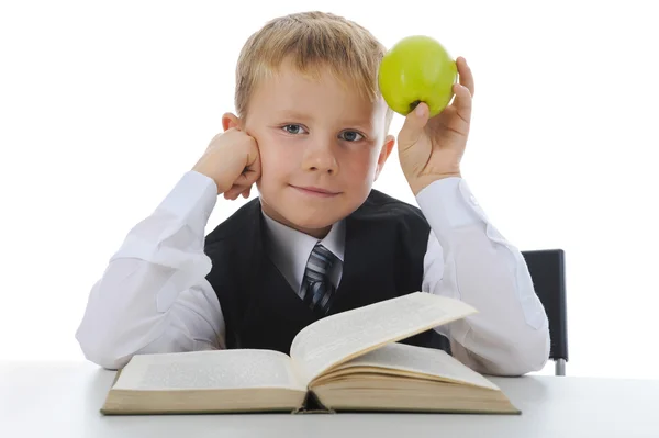 Хлопчик з зеленим яблуком — стокове фото