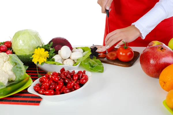 Koch schneidet die Tomate — Stockfoto