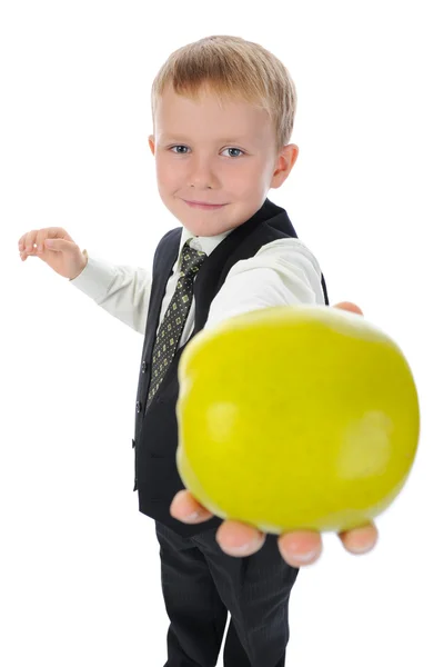 Pojken håller ut ett äpple — Stockfoto