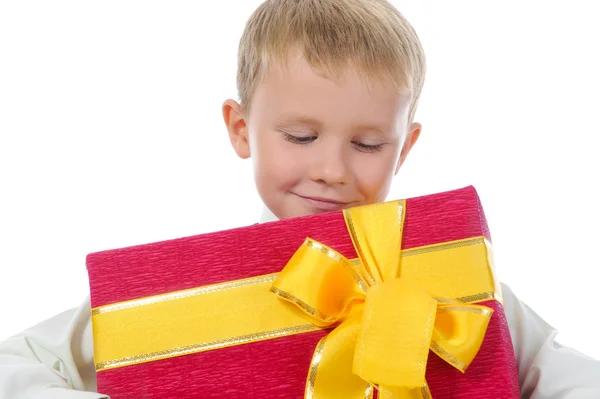 Хлопчик тримає подарункову коробку — стокове фото