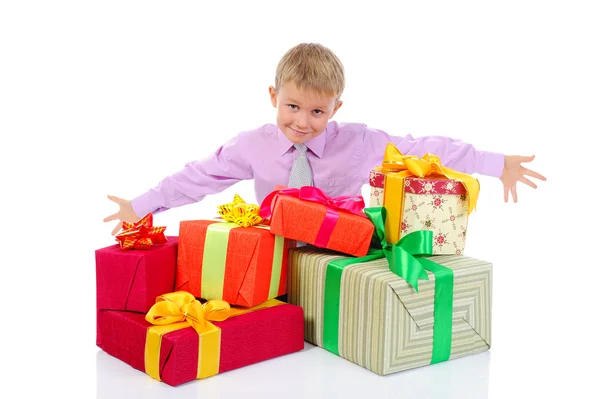 Niño con un montón de regalos —  Fotos de Stock