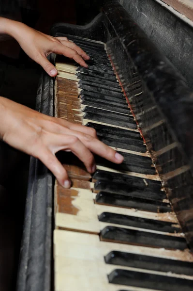 Altes Klavier — Stockfoto