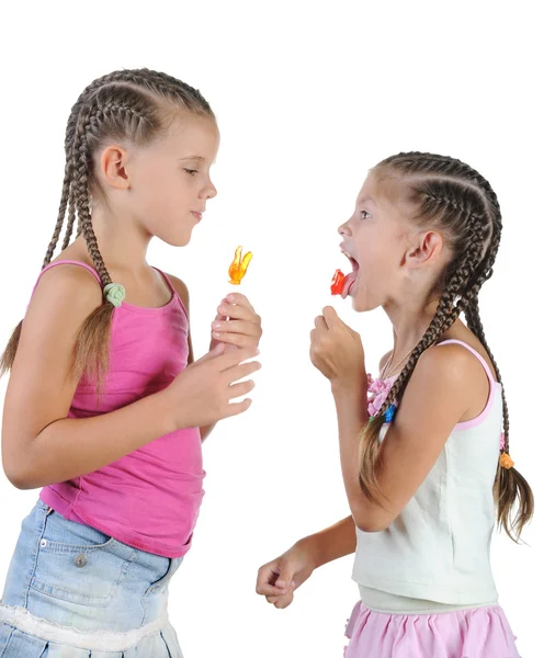 Lachende meisjes met snoep. — Stockfoto