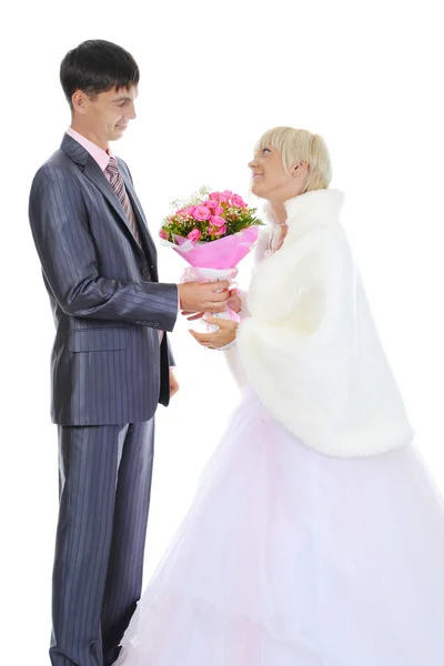 Noivo dá à noiva um buquê de rosas — Fotografia de Stock