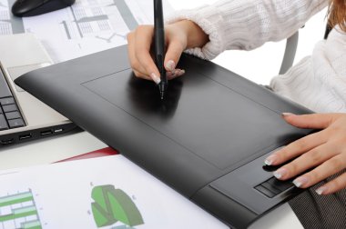 grafik tablet üzerinde el.