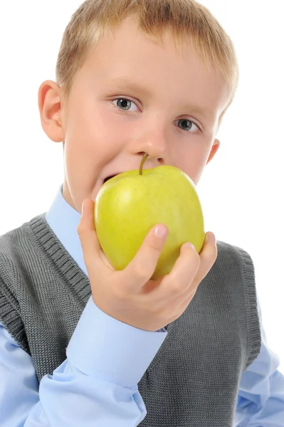Il ragazzo mangia una mela — Foto Stock