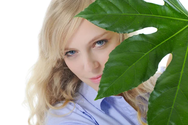 Kobieta z zielonych liści — Zdjęcie stockowe