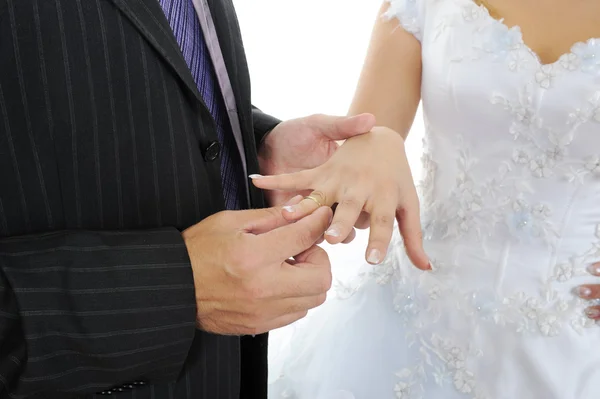Bruidegom draagt de bruid ring — Stockfoto