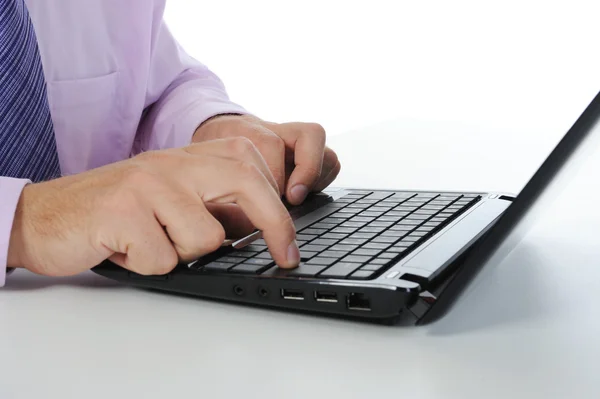 Mains sur le clavier de l'ordinateur portable . — Photo