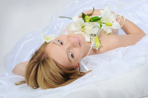 ユリの花束を花嫁 — ストック写真