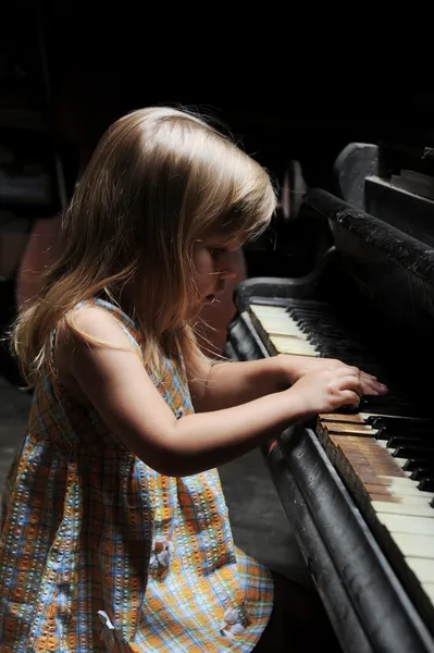 Ragazza che suona su un pianoforte . — Foto Stock