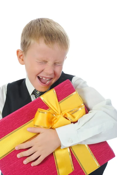 Çocuk holding hediye kutusu — Stok fotoğraf