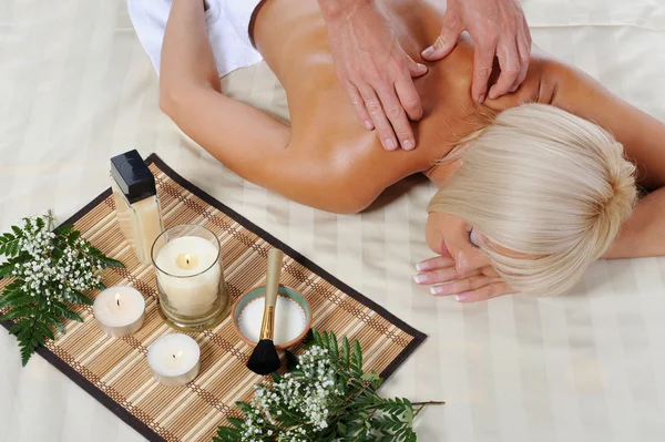 Blondynka do masażu — Zdjęcie stockowe