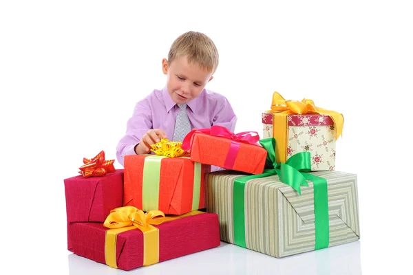 Junge mit Geschenken — Stockfoto