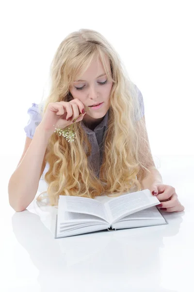 Jovencita leyendo libro — Foto de Stock