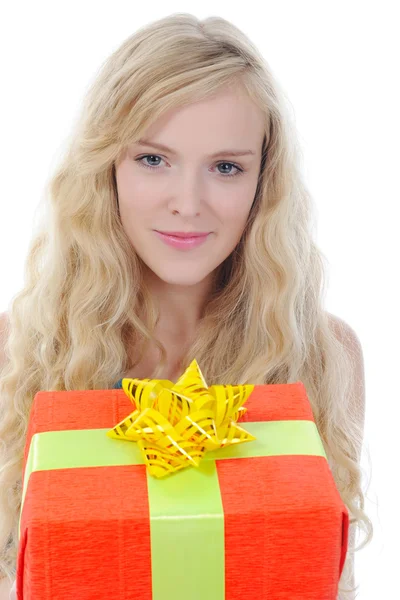 Blondýnka s dárkem — Stock fotografie