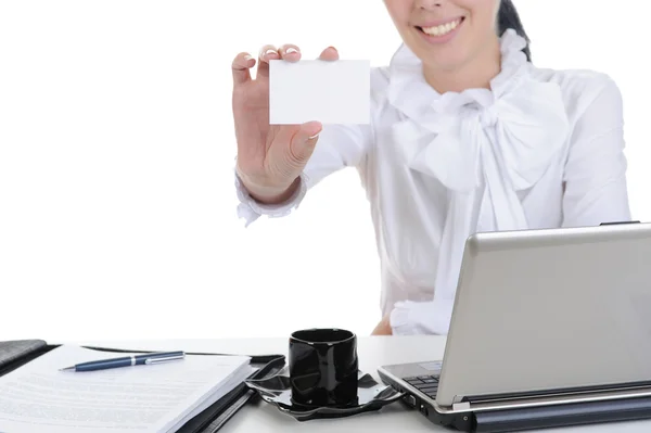 Бизнесмен вручает чистую визитную карточку — стоковое фото