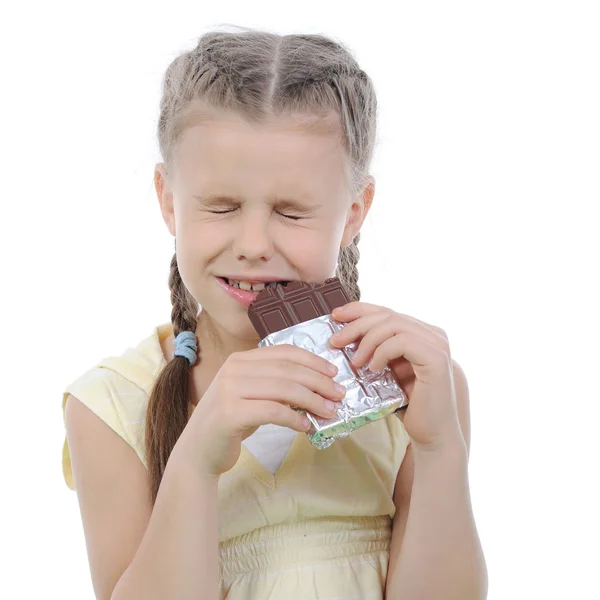 Menina comendo chocolate . — Fotografia de Stock