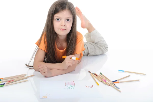 Маленькая красивая девочка рисует карандаши . — стоковое фото